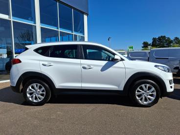 SPOTICAR Hyundai Tucson 1.6 Gdi Se Nav Euro 6 (s/s) 5dr Used Car - Suv Petrol White - Boston - 1200596632_2