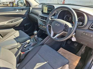 SPOTICAR Hyundai Tucson 1.6 Gdi Se Nav Euro 6 (s/s) 5dr Used Car - Suv Petrol White - Boston - 1200596632_3