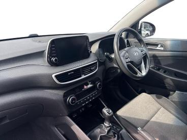 SPOTICAR Hyundai Tucson 1.6 Gdi Se Nav Euro 6 (s/s) 5dr Used Car - Suv Petrol White - Wallsend - 1200622389_3