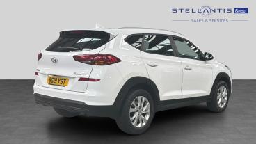 SPOTICAR Hyundai Tucson 1.6 Gdi Se Nav Euro 6 (s/s) 5dr Used Car - Suv Petrol White - London - 1200635781_3