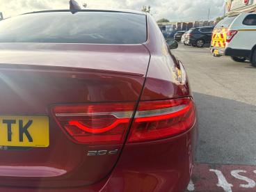 SPOTICAR Jaguar Xe 2.0d Landmark Auto Euro 6 (s/s) 4dr Used Car - Saloon Diesel Red - Salisbury - 500643979_5