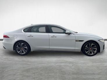 SPOTICAR Jaguar Xf 2.0 P250i R-dynamic S Auto Euro 6 (s/s) 4dr Used Car - Saloon Petrol White - Northallerton - 1200566951_2