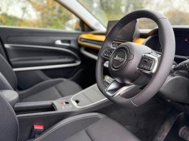 SPOTICAR Jeep Avenger 54kwh 1st Edition Auto 5dr Used Car - Suv Electric Red - Balsall Common - 1200556439_3