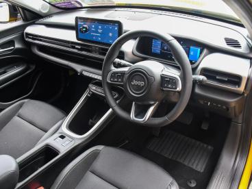 SPOTICAR Jeep Avenger 54kwh E-summit Auto 5dr Used Car - Suv Electric Yellow - Nuneaton - 1200609251_3