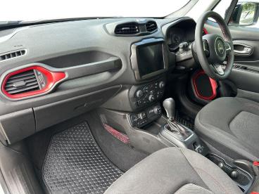 SPOTICAR Jeep Renegade 1.3 Gse T4 11.4kwh Trailhawk Auto 4xe Euro 6 (s/s) Used Car - Suv Plug-in Hybrid White - Horsham - 1200606901_2
