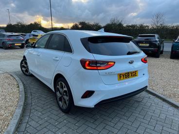 SPOTICAR Kia Ceed Cee-d 1.0 T-gdi 3 Euro 6 (s/s) 5dr Used Car - Saloon Petrol White - Ryde - 1200565501_4