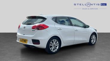 SPOTICAR Kia Ceed Cee-d 1.6 Crdi 2 Dct Euro 6 (s/s) 5dr Used Car - Saloon Diesel White - Stockport - 1200615711_3
