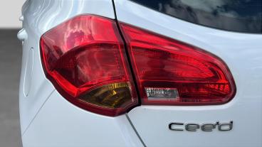 SPOTICAR Kia Ceed Cee-d 1.6 Crdi 2 Dct Euro 6 (s/s) 5dr Used Car - Saloon Diesel White - Stockport - 1200615711_5