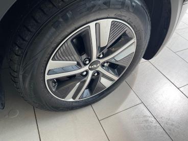 SPOTICAR Kia Niro 1.6 Gdi 2 Dct Euro 6 (s/s) 5dr Used Car - Suv Hybrid Black - Bridgend - 1200624636_4