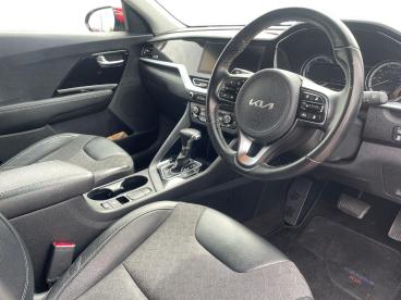 SPOTICAR Kia Niro 1.6 Gdi Connect Dct Euro 6 (s/s) 5dr Used Car - Suv Hybrid Red - Sheffield - 1200633011_5