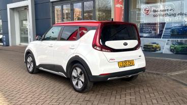 SPOTICAR Kia Soul 64kwh First Edition Auto 5dr Used Car - Suv Electric White - London - 1200586259_5