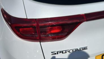 SPOTICAR Kia Sportage 1.6 Gdi 2 Euro 6 (s/s) 5dr Used Car - Suv Petrol White - Maidstone - 1200623342_5