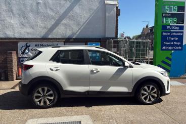 SPOTICAR Kia Stonic 1.0 T-gdi 2 Euro 6 (s/s) 5dr Used Car - Suv Petrol White - Bexleyheath - 1200599317_5