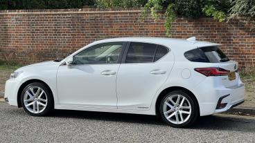 SPOTICAR Lexus Ct 1.8 200h Luxury Cvt Euro 6 (s/s) 5dr Used Car - Saloon Hybrid White - Hemel Hempstead - 1200638716_5