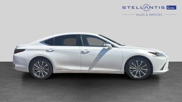 SPOTICAR Lexus Es 2.5 300h E-cvt Euro 6 (s/s) 4dr Used Car - Saloon Hybrid White - Leicester - 1200602463_2