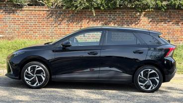 SPOTICAR Mg 4 Mg4 64kwh Premium Long Range Auto 5dr Used Car - Saloon Electric  - Hemel Hempstead - 1200600067_5