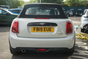 SPOTICAR Mini Convertible 1.5 Cooper Classic Steptronic Euro 6 (s/s) 2dr Used Car - Saloon Petrol Silver - Leamington - 1200629194_4