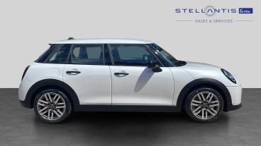 SPOTICAR Mini Mini Cooper 1.5c Classic Steptronic Euro 6 (s/s) 5dr Used Car - Saloon Petrol White - Hatfield - 1200618623_2