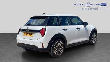 SPOTICAR Mini Mini Cooper 1.5c Classic Steptronic Euro 6 (s/s) 5dr Used Car - Saloon Petrol White - Hatfield - 1200618623_3