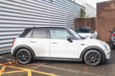 SPOTICAR Mini Hatch 1.5 Cooper Classic Euro 6 (s/s) 5dr Used Car - Saloon Petrol Silver - Stourbridge - 1200553601_5