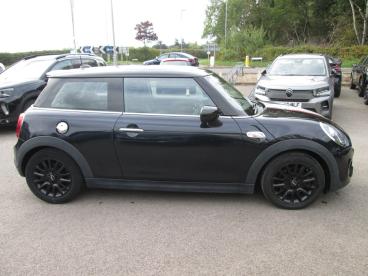 SPOTICAR Mini Hatch 2.0 Cooper S Classic Euro 6 (s/s) 3dr Used Car - Saloon Petrol Black - Southampton - 1200555978_2