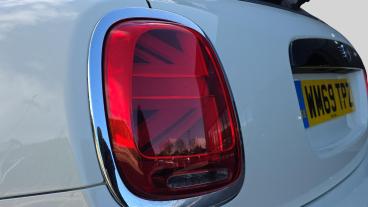 SPOTICAR Mini Hatch 1.5 Cooper Classic Euro 6 (s/s) 5dr Used Car - Saloon Petrol White - Bristol - 1200589240_5