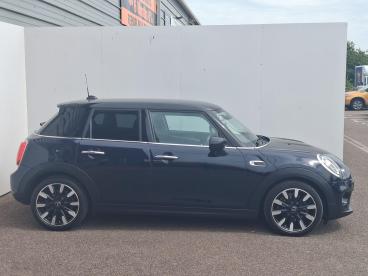 SPOTICAR Mini Hatch 1.5 Cooper Exclusive Steptronic Euro 6 (s/s) 5dr Used Car - Saloon Petrol Black - Trowbridge - 1200604923_4