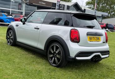 SPOTICAR Mini Hatch 2.0 Cooper S Exclusive Steptronic Euro 6 (s/s) 3dr Used Car - Saloon Petrol Silver - Darlington - 1200606039_3