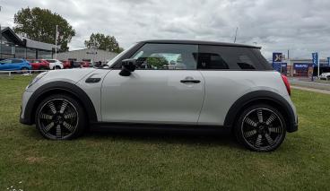 SPOTICAR Mini Hatch 2.0 Cooper S Exclusive Steptronic Euro 6 (s/s) 3dr Used Car - Saloon Petrol Silver - Darlington - 1200606039_4