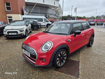 SPOTICAR Mini Hatch 1.5 Cooper Exclusive Euro 6 (s/s) 5dr Used Car - Saloon Petrol Red - Southampton - 1200609657_3