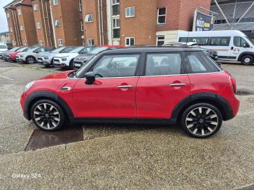 SPOTICAR Mini Hatch 1.5 Cooper Exclusive Euro 6 (s/s) 5dr Used Car - Saloon Petrol Red - Southampton - 1200609657_5