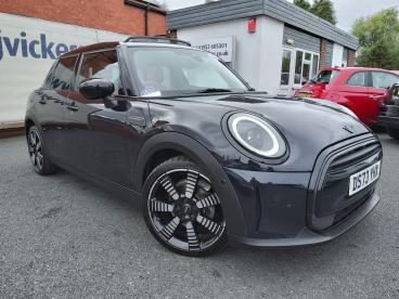 SPOTICAR Mini Hatch 1.5 Cooper Exclusive Steptronic Euro 6 (s/s) 5dr Used Car - Saloon Petrol Black - Telford - 1200631299_1