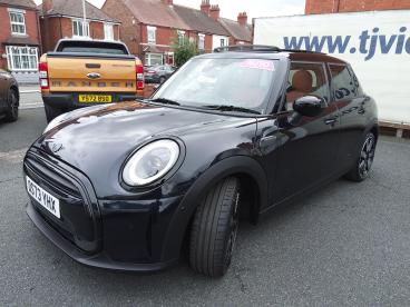 SPOTICAR Mini Hatch 1.5 Cooper Exclusive Steptronic Euro 6 (s/s) 5dr Used Car - Saloon Petrol Black - Telford - 1200631299_5