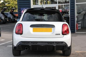 SPOTICAR Mini Hatch 1.5 Cooper Sport Steptronic Euro 6 (s/s) 5dr Used Car - Saloon Petrol White - Lichfield - 1200641384_3