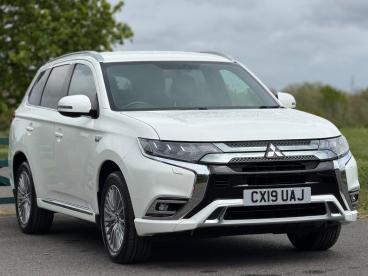 SPOTICAR Mitsubishi Outlander 2.4h Twinmotor 13.8kwh 4h Cvt 4wd Euro 6 (s/s) 5dr Used Car - Suv Plug-in Hybrid White - Balsall Common - 1200603331_1