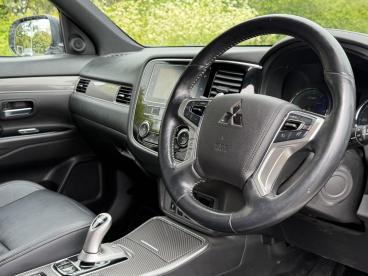 SPOTICAR Mitsubishi Outlander 2.4h Twinmotor 13.8kwh 4h Cvt 4wd Euro 6 (s/s) 5dr Used Car - Suv Plug-in Hybrid White - Balsall Common - 1200603331_2