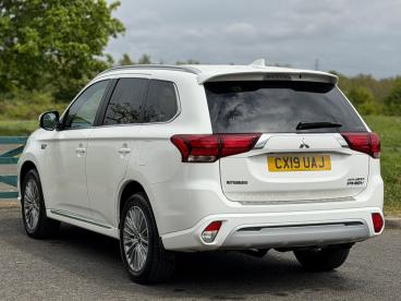SPOTICAR Mitsubishi Outlander 2.4h Twinmotor 13.8kwh 4h Cvt 4wd Euro 6 (s/s) 5dr Used Car - Suv Plug-in Hybrid White - Balsall Common - 1200603331_4