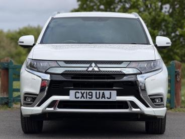 SPOTICAR Mitsubishi Outlander 2.4h Twinmotor 13.8kwh 4h Cvt 4wd Euro 6 (s/s) 5dr Used Car - Suv Plug-in Hybrid White - Balsall Common - 1200603331_5