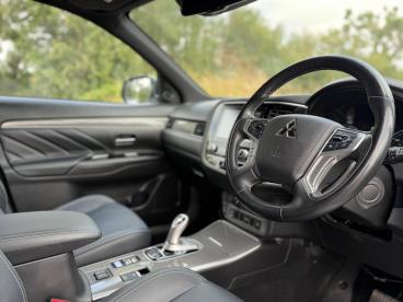 SPOTICAR Mitsubishi Outlander 2.4h Twinmotor 13.8kwh Dynamic Safety Cvt 4wd Euro Used Car - Suv Plug-in Hybrid White - Balsall Common - 1200618411_2