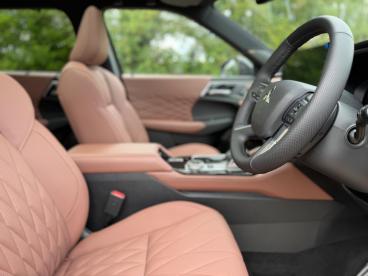 SPOTICAR Mitsubishi Outlander 2.4 22.7kwh Diamond Cvt 4wd Euro 6 (s/s) 5dr Used Car - Suv Plug-in Hybrid Black - Balsall Common - 1200627983_2