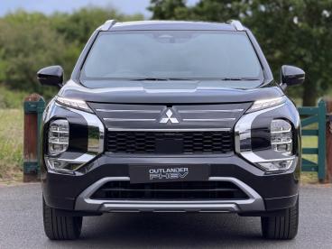 SPOTICAR Mitsubishi Outlander 2.4 22.7kwh Diamond Cvt 4wd Euro 6 (s/s) 5dr Used Car - Suv Plug-in Hybrid Black - Balsall Common - 1200627983_5