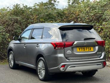 SPOTICAR Mitsubishi Outlander 2.4h Twinmotor 13.8kwh 4h Cvt 4wd Euro 6 (s/s) 5dr Used Car - Suv Plug-in Hybrid Grey - Balsall Common - 1200638910_4