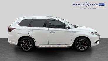 SPOTICAR Mitsubishi Outlander 2.0h 12kwh 4h Cvt 4wd Euro 6 (s/s) 5dr Used Car - Suv Plug-in Hybrid White - Walton On Thames - 1200639534_2
