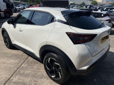 SPOTICAR Nissan Juke 1.6 N-connecta Auto Euro 6 5dr Used Car - Suv Hybrid White - Pontypridd - 1200619608_5