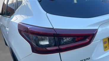 SPOTICAR Nissan Qashqai 1.3 Dig-t Tekna Dct Auto Euro 6 (s/s) 5dr Used Car - Suv Petrol White - Chingford - 1200628487_5