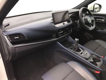 SPOTICAR Nissan Qashqai 1.3 Dig-t Mhev Tekna Euro 6 (s/s) 5dr Used Car - Suv Hybrid White - Bangor - 1200629854_5