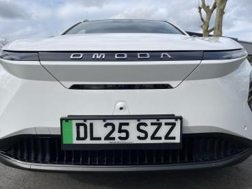 SPOTICAR Omoda Volvo Ex30 E5 61.05kwh Noble Auto 5dr Used Car - Suv Electric White - Swansea - 1200589635_4