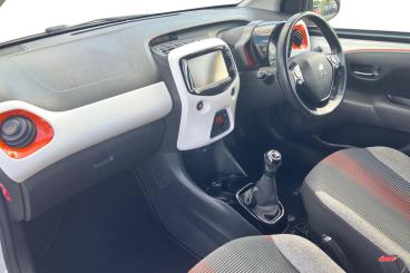 SPOTICAR Peugeot 108 1.2 Puretech Roland Garros Top! Euro 6 5dr Used Car - City Car Petrol White - Portsmouth - 1200624080_2