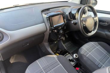 SPOTICAR Peugeot 108 1.0 Allure 2 Tronic Euro 6 5dr Used Car - City Car Petrol White - Newark On Trent - 1200628419_2