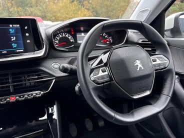 SPOTICAR Peugeot 2008 1.2 Puretech Allure Euro 6 (s/s) 5dr Used Car - Suv Petrol White - Southampton - 1200557259_2